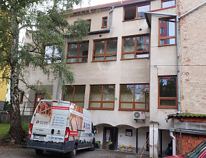 Zateplení bytového domu se sedlovou střechou pomocí foukané izolace
